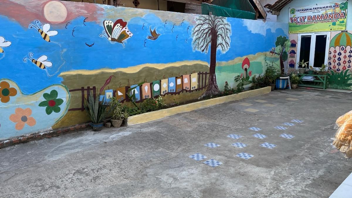 Halaman TK Islam Ramanda dengan mural warna-warni dan plang Yayasan Al Fasya Nur Islami